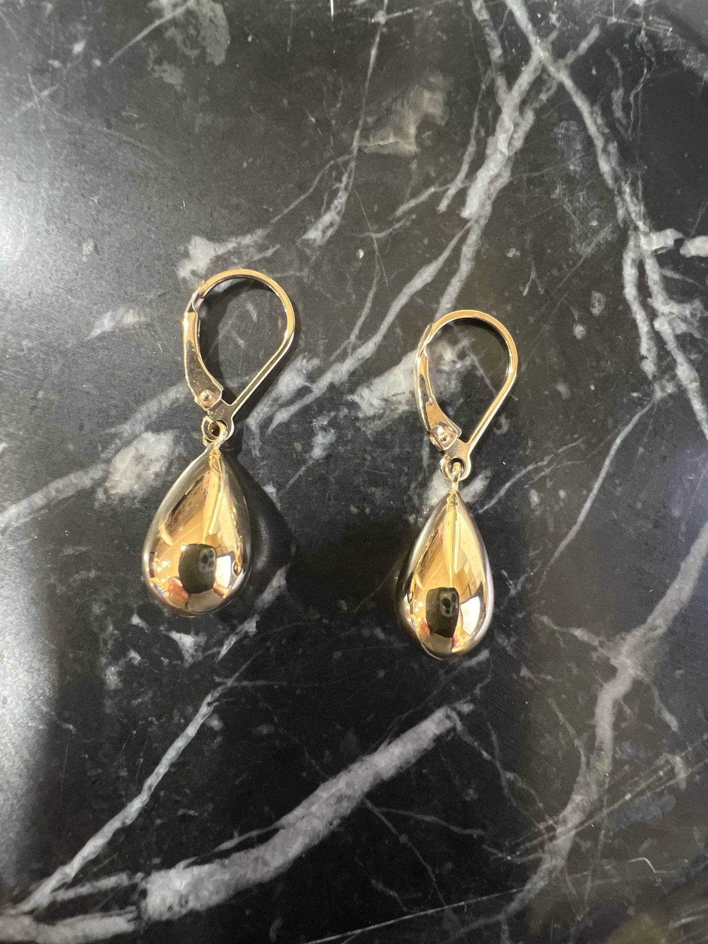 Pear shape gold earring